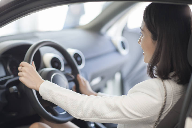 东方人,成年人,脸,头,脸颊,一个人,司机,商店,笑,微笑,露齿笑,横图,室内,侧面,购物,快乐,幸福,消费,窗户,城市,汽车,北京,中国,亚洲,仅一个年轻女性,仅一个女性,仅一个人,握,商品,机动车,现代,顾客,肩膀,车,方向盘,交通工具,轿车,开车,舒服,零售,握着,运输,摄影,生活方式,展厅,舒适,享乐,挑选,购买,载具,选择,驾驶室,驾车,豪华轿车,试车,驾驶座,东亚,陈列室,年轻女性,女人,女性,亚洲人,中国人,年轻人,头部,脸部,脸蛋,面部,坐着,彩图,欢乐,家用车,bj175