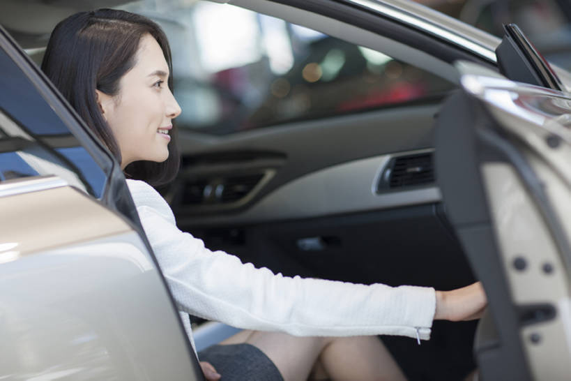 东方人,成年人,一个人,商店,笑,微笑,露齿笑,横图,室内,侧面,购物,快乐,幸福,消费,门,城市,汽车,北京,中国,亚洲,仅一个年轻女性,仅一个女性,仅一个人,乘客,开,商品,机动车,现代,顾客,车,车门,门框,交通工具,轿车,舒服,零售,运输,摄影,生活方式,展厅,舒适,享乐,挑选,购买,载具,选择,豪华轿车,试车,东亚,陈列室,年轻女性,女人,女性,亚洲人,中国人,年轻人,坐着,彩图,欢乐,家用车,bj175