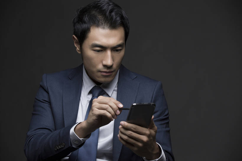 东方人,成年人,一个人,商务人士,商务男性,横图,正面,衬衫,西装,商务,智慧,成功,信心,技术,手机,北京,中国,亚洲,仅一个男性,仅一个人,连接,握,写,黑色背景,套装,正装,领带,联系,注视,仅一个年轻男性,观察,看,职业,握着,财富,摄影,生活方式,观看,权威,察看,便利,领导,酷,经理,成就,关注,发短信,华贵,商务装,工薪阶层,智能手机,东亚,一套,无线电技术,把握,认真,男人,男性,年轻男性,亚洲人,中国人,年轻人,白领,上班族,触摸,沟通,坐着,半身,彩图,影棚拍摄,衬衣,首席执行官,上层阶级,数码笔,掌控,bj175