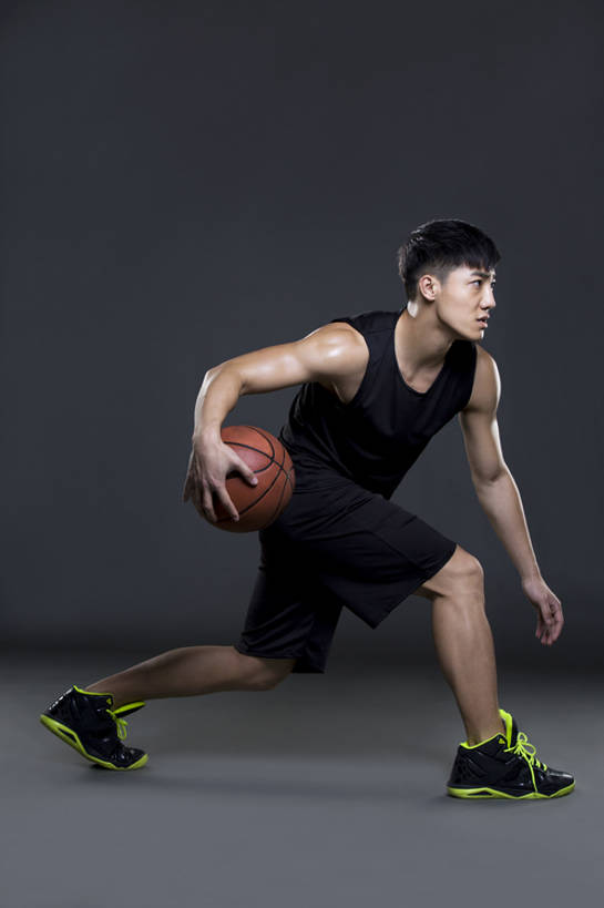 东方人,成年人,一个人,运动员,蹲,跑,竖图,留白,侧面,运动服,锻炼,快乐,成功,比赛,运动,合作,团队,集体,信心,竞争,北京,中国,亚洲,仅一个男性,仅一个人,弯腰,握,灰色背景,服装,训练,篮球运动员,娱乐,运动器械,队伍,球,仅一个年轻男性,衣服,站着,保养,休闲,健康,健身器械,活力,握着,保健,摄影,服饰,生活方式,张开双腿,迅速,酷,练习,敏捷,体育运动,衣着,成就,穿着,决心,爱好,健身器材,塑身,合伙,挑战,篮球运动,弹性,东亚,衣饰,技能,展开双腿,体育活动,体育,男人,男性,年轻男性,亚洲人,中国人,年轻人,体育运动员,运动选手,彩图,全身,影棚拍摄,健身,运动器材,伸展双腿,运动装,盘球,bj175