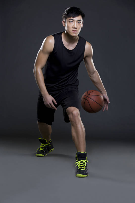 东方人,成年人,一个人,运动员,蹲,跑,竖图,留白,正面,运动服,锻炼,快乐,成功,比赛,运动,合作,团队,集体,信心,竞争,北京,中国,亚洲,仅一个男性,仅一个人,弯腰,握,灰色背景,服装,训练,篮球运动员,娱乐,运动器械,队伍,球,仅一个年轻男性,衣服,站着,保养,休闲,健康,健身器械,活力,握着,保健,摄影,服饰,生活方式,张开双腿,迅速,酷,练习,敏捷,体育运动,衣着,成就,穿着,决心,爱好,健身器材,塑身,合伙,挑战,篮球运动,弹性,东亚,衣饰,技能,展开双腿,体育活动,体育,男人,男性,年轻男性,亚洲人,中国人,年轻人,体育运动员,运动选手,彩图,全身,影棚拍摄,健身,运动器材,伸展双腿,运动装,盘球,bj175