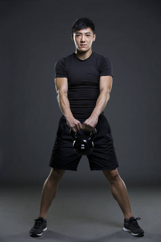 东方人,成年人,肌肉,健壮,一个人,运动员,举,竖图,留白,正面,运动服,锻炼,运动,信心,举重,北京,中国,亚洲,仅一个男性,仅一个人,握,灰色背景,服装,砝码,训练,注视,运动器械,现代,仅一个年轻男性,衣服,观察,看,托,站着,保养,健康,健身器械,活力,力量,提,握着,保健,摄影,服饰,生活方式,观看,张开双腿,察看,提着,健美,酷,练习,衣着,穿着,关注,热身,瘦身,决心,努力,肖像,爱好,健身器材,塑形,塑身,东亚,衣饰,展开双腿,体育活动,男人,男性,年轻男性,亚洲人,中国人,年轻人,举起,举手,举着,向上举,向上伸,向上托,彩图,全身,影棚拍摄,运动器材,伸展双腿,运动装,壶铃,举重运动,bj175