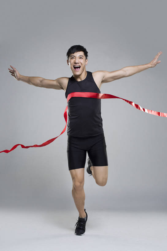 东方人,成年人,一个人,运动员,站,跑,笑,微笑,露齿笑,竖图,留白,正面,运动服,锻炼,快乐,欣喜若狂,兴奋,幸福,比赛,运动,信心,竞争,赛跑,北京,中国,亚洲,仅一个男性,仅一个人,灰色背景,服装,欢呼,庆祝,竞技运动,半空,训练,娱乐,现代,刺激,仅一个年轻男性,衣服,站着,张嘴,保养,休闲,健康,活力,保健,摄影,服饰,生活方式,张开双腿,踮脚,单腿,迅速,第一,享乐,练习,敏捷,体育运动,衣着,成就,穿着,决心,努力,爱好,塑身,田径运动员,田径运动,挑战,张大嘴巴,东亚,衣饰,展开双腿,体育活动,获胜,体育,男人,男性,年轻男性,亚洲人,中国人,年轻人,张开嘴,体育运动员,运动选手,站立,张开手臂,彩图,全身,影棚拍摄,健身,欢乐,伸展双腿,运动装,韧性,bj175