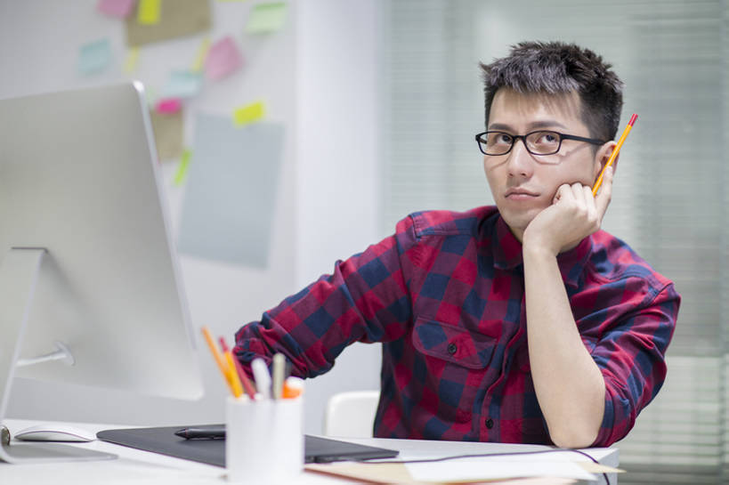 东方人,成年人,一个人,设计师,办公室,横图,室内,白天,正面,商务,时尚,集体,电脑,显示器,技术,桌子,城市,笔筒,北京,中国,亚洲,仅一个男性,仅一个人,撑,握,工作,网络,眼镜,办公用品,便签,画板,利益,托腮,休闲装,输入设备,通讯设备,现代,文具,仅一个年轻男性,铅笔,容器,学习用品,托,职业,思考,团体,器皿,台式电脑,办公大楼,个性,想,沉思,握着,创意,摄影,奋斗,生活方式,储藏,文具用品,愿望,组织,创造力,专心,企业,公司,工作室,储存,托下巴,努力,通信设备,想象,创新,输出设备,东亚,新意,无线电技术,理想,美术工艺,插笔器具,文房用具,电脑一体机,计算机,男人,男性,年轻男性,亚洲人,中国人,年轻人,白领,美术设计员,设计,设计家,设计者,玻璃杯,坐着,半身,彩图,速写本,贮存,办公室职员,插图画家,bj175