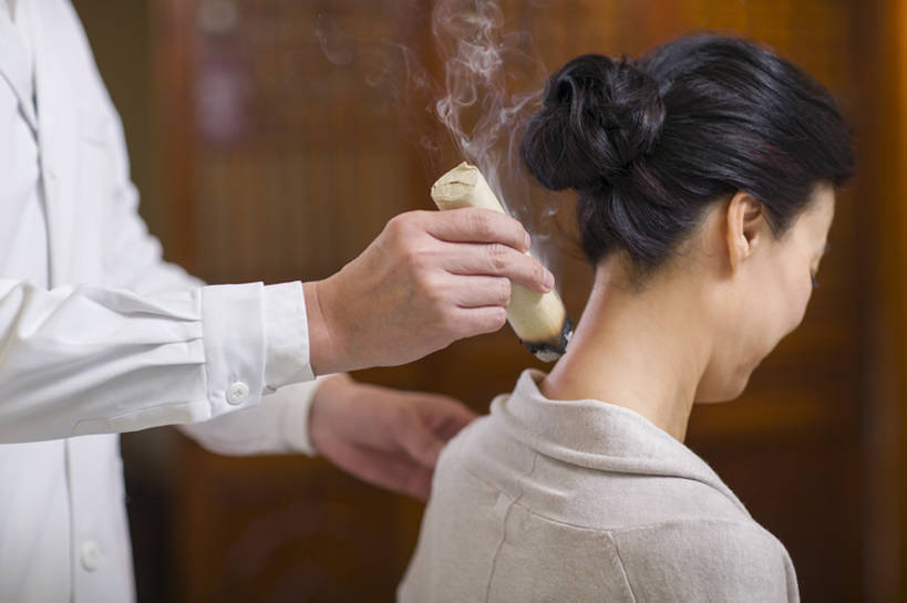 东方人,成年人,中年人,老年人,脸,头,脸颊,脖子,手,两个人,医生,病人,商店,横图,室内,白天,技术,植物,金属制品,北京,中国,亚洲,握,工作,医学,金属,工具,草药,药草,燃烧,热,休闲装,文化,商铺,传统,中药,肩膀,背面,药店,站着,医护人员,医疗人员,职业,保养,健康,烟,放松,亲密,治疗,握着,保健,人体,摄影,药房,药铺,生活方式,技巧,经络,皮肤,部分,后背,医疗,疾病,穴位,中国文化,手艺,针灸,药材,中草药,调和,中药房,中医,东亚,陪同,医治,中药材,本草,市肆,商号,替代疗法,疏通,技能,技艺,陪伴,艾灸,灸法,针法,中医学,老年男性,老年女性,男人,男性,女人,女性,亚洲人,中国人,头部,脸部,脸蛋,面部,大夫,坐着,彩图,店铺,妙技,传统文化,本领,汉医,温灸棒,艾灸棒,门诊部,物理疗法,伴随,诊疗室,bj175