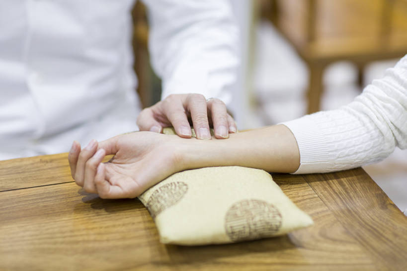 东方人,成年人,中年人,老年人,手,两个人,医生,病人,商店,横图,室内,白天,正面,技术,植物,桌子,北京,中国,亚洲,检查,工作,草药,药草,休闲装,商铺,传统,中药,药店,医护人员,医疗人员,职业,保养,健康,亲密,治疗,服务,保健,人体,摄影,药房,药铺,生活方式,技巧,部分,体检,医疗,疾病,中国文化,手艺,药材,中草药,中药房,中医,东亚,陪同,中药材,本草,市肆,商号,替代疗法,技能,技艺,陪伴,老年男性,男人,男性,年轻女性,女人,女性,亚洲人,中国人,年轻人,大夫,触摸,坐着,彩图,店铺,妙技,传统文化,本领,汉医,脉诊,门诊部,物理疗法,体格检查,伴随,诊疗室,bj175