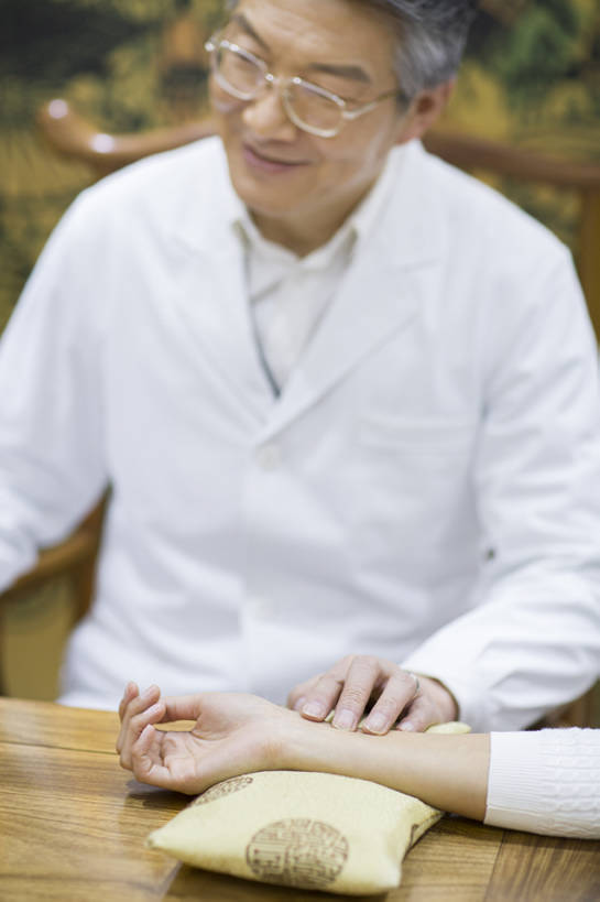 东方人,成年人,中年人,老年人,手,两个人,医生,病人,商店,竖图,室内,白天,正面,技术,植物,桌子,北京,中国,亚洲,检查,工作,眼镜,草药,药草,休闲装,商铺,传统,中药,药店,医护人员,医疗人员,职业,保养,健康,亲密,治疗,服务,保健,人体,摄影,药房,药铺,生活方式,技巧,部分,体检,医疗,疾病,中国文化,手艺,药材,中草药,中药房,中医,东亚,实验服,陪同,中药材,本草,市肆,商号,替代疗法,技能,技艺,陪伴,老年男性,男人,男性,年轻女性,女人,女性,亚洲人,中国人,年轻人,大夫,触摸,坐着,半身,彩图,店铺,妙技,传统文化,本领,汉医,脉诊,门诊部,物理疗法,体格检查,伴随,诊疗室,bj175