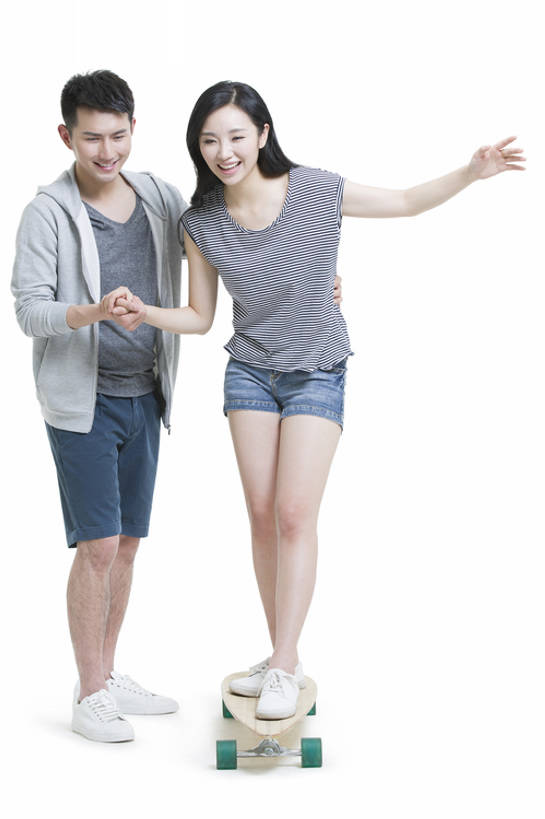 东方人,成年人,两个人,笑,微笑,露齿笑,竖图,留白,抠图,白色背景,正面,爱情,时尚,快乐,幸福,北京,中国,亚洲,连接,学习,滑,短裤,浪漫,玩,休闲装,夏天,教,站着,休闲,温暖,温馨,短袖,恩爱,活力,亲密,搭,约会,恋人,摄影,生活方式,滑板,指导,害怕,惊吓,支撑,和睦,享乐,恐怖,搭着,爱好,东亚,陪同,陪伴,男人,男性,年轻男性,年轻女性,女人,女性,亚洲人,中国人,年轻人,情侣,休闲活动,手牵手,彩图,全身,影棚拍摄,爱,欢乐,伴侣,融洽,滑板运动,伴随,bj175