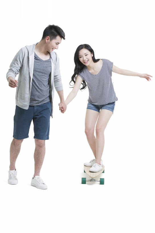 东方人,成年人,两个人,笑,微笑,露齿笑,竖图,留白,抠图,白色背景,正面,爱情,时尚,快乐,幸福,北京,中国,亚洲,连接,学习,滑,短裤,浪漫,玩,休闲装,夏天,教,站着,休闲,温暖,温馨,短袖,恩爱,活力,亲密,约会,恋人,摄影,生活方式,滑板,指导,害怕,惊吓,支撑,和睦,享乐,恐怖,爱好,东亚,陪同,陪伴,男人,男性,年轻男性,年轻女性,女人,女性,亚洲人,中国人,年轻人,情侣,休闲活动,手牵手,彩图,全身,影棚拍摄,爱,欢乐,伴侣,融洽,滑板运动,伴随,bj175