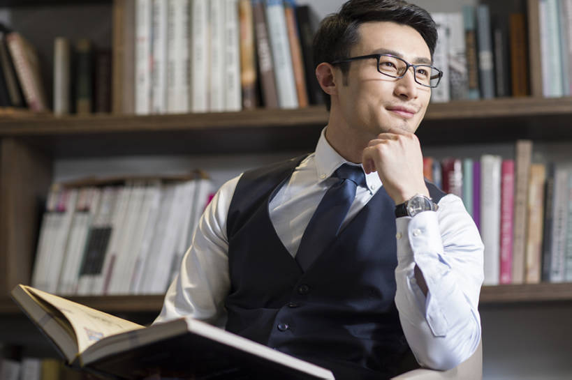 东方人,成年人,一个人,商务人士,商务男性,办公室,微笑,横图,室内,白天,正面,衬衫,商务,快乐,幸福,智慧,成功,信心,书房,书架,城市,椅子,北京,中国,亚洲,仅一个男性,仅一个人,许多,撑,握,学习,套装,正装,眼镜,领带,很多,教育,托腮,现代,架子,仅一个年轻男性,托,职业,思考,想,读,握着,财富,摄影,生活方式,马甲,知识,享乐,成就,托下巴,努力,商务装,工薪阶层,东亚,进修,男人,男性,年轻男性,亚洲人,中国人,年轻人,白领,上班族,书,坐着,半身,彩图,衬衣,欢乐,办公室职员,首席执行官,上层阶级,上流社会,改进,bj175