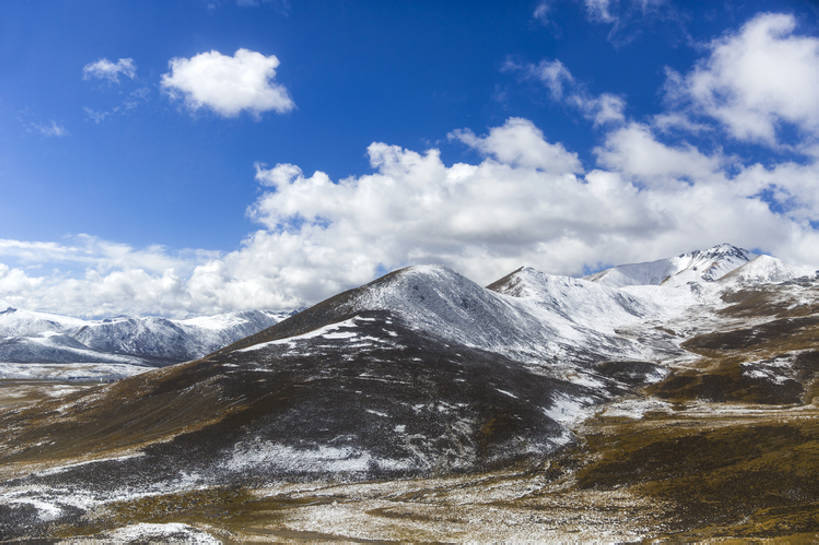 无人,横图,室外,白天,留白,旅游,度假,美景,山,山脉,雪,雪山,中国,亚洲,曲折,地形,景观,陆地,山顶,山坡,云,云层,娱乐,西藏,草,蓝色,风景,天空,自然,享受,休闲,景色,放松,摄影,宁静,环境,自然风光,自然现象,东亚,西藏自治区,地貌,青藏高原,米拉山,坎坷,崎岖,地质学,自然地理,彩图,旅行,广角,bj175