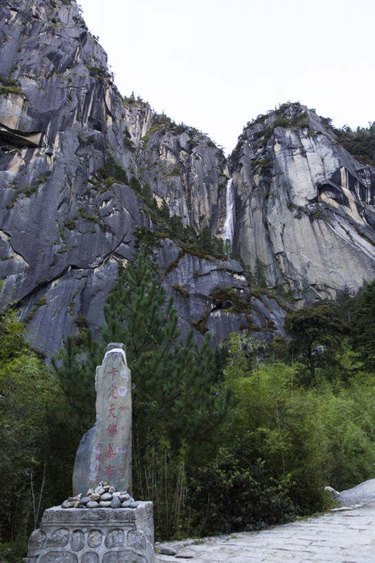 无人,竖图,室外,白天,旅游,度假,石头,美景,山,山脉,植物,路,中国,亚洲,柱,曲折,地形,景观,山顶,悬崖,苔藓,娱乐,林芝,西藏,草,树,绿色,风景,天空,自然,享受,休闲,陡峭,汉字,景色,放松,摄影,高,岩层,自然风光,东亚,西藏自治区,地貌,青藏高原,坎坷,崎岖,地质学,自然地理,岩石,彩图,旅行,广角,卡定沟,卡定天佛瀑布,bj175