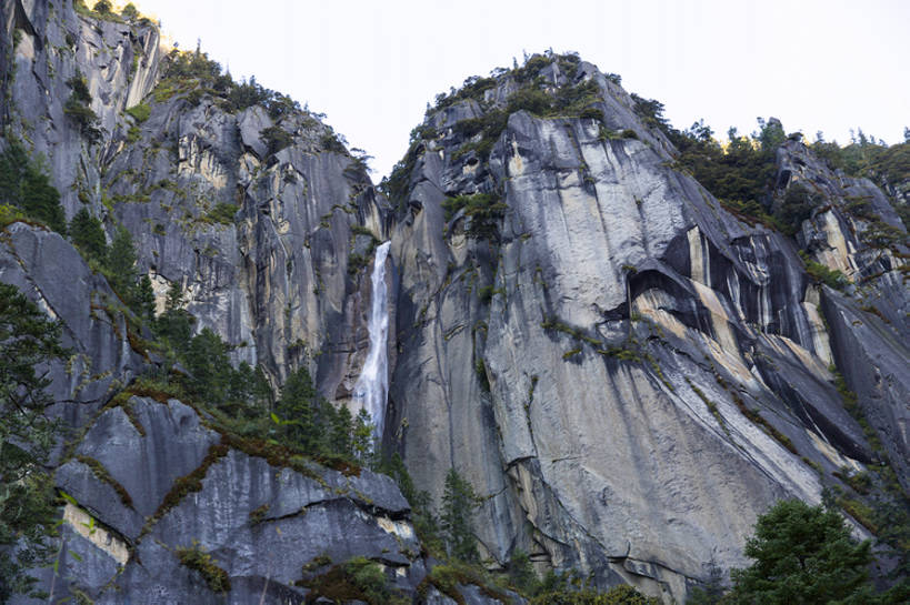 无人,横图,室外,白天,仰视,旅游,度假,石头,美景,瀑布,山,水,植物,中国,亚洲,地形,景观,流水,山顶,悬崖,苔藓,山谷,娱乐,林芝,西藏,草,树,绿色,风景,天空,自然,享受,休闲,陡峭,景色,放松,摄影,流动,灌木,宁静,岩层,自然风光,东亚,西藏自治区,青藏高原,地质学,自然地理,岩石,彩图,低角度拍摄,旅行,广角,卡定沟,卡定天佛瀑布,bj175