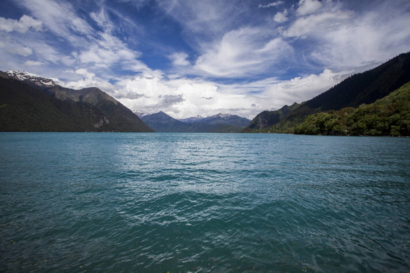无人,横图,室外,白天,旅游,度假,湖,美景,名胜古迹,森林,山,山脉,树林,水,雪,雪山,标志建筑,地标,建筑,中国,亚洲,波纹,曲折,遗迹,地形,景观,山顶,山坡,水面,云,建筑群,山谷,云层,古迹,文物,娱乐,干净,建设,古建筑,林芝,西藏,树,蓝色,绿色,风景,天空,自然,享受,休闲,旅游胜地,景色,放松,茂密,摄影,茂盛,宁静,清新,自然风光,古文明,东亚,西藏自治区,地貌,坎坷,崎岖,国家森林公园,地质学,自然地理,彩图,旅行,巴松措,bj175