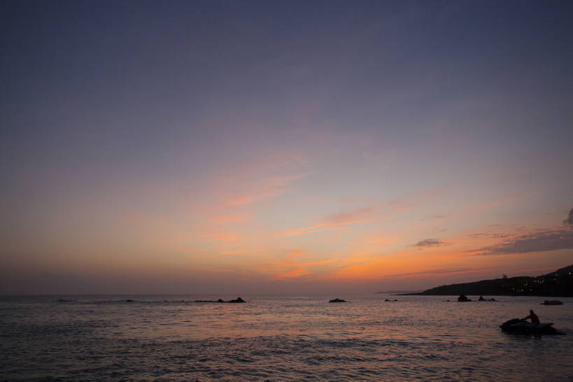 无人,横图,室外,旅游,度假,海洋,美景,日落,水,标志建筑,地标,建筑,台湾,中国,亚洲,反射,岛,地平线,景观,水面,水平线,晚霞,霞光,云,落日,建筑群,云层,娱乐,建设,风景,天空,自然,黄昏,波浪,享受,休闲,景色,彩霞,放松,摄影,宁静,环境,生态,自然风光,逆光,海景,东亚,摩托艇,台南,夕照,薄暮,暗礁,夕阳,彩图,旅行,傍晚,恒春半岛,斜阳,广角,垦丁,bj175