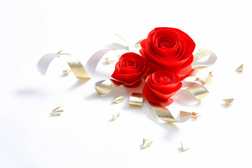 无人,横图,特写,留白,抠图,白色背景,婚礼,快乐,幸福,运气,热情,玫瑰,静物,礼物,情人节,庆祝,弯曲,艺术,装饰,鲜艳,缠绕,纸,缎带,胸花,结婚,浪漫,祝福,花,花瓣,花朵,红色,纸花,纸制品,花束,喜庆,摄影,纪念,光滑,创造力,高雅,优美,清新,细腻,平滑,式样,想法,美术工艺,设计,彩图,影棚拍摄,爱,高兴,立体图形,金子,bj175