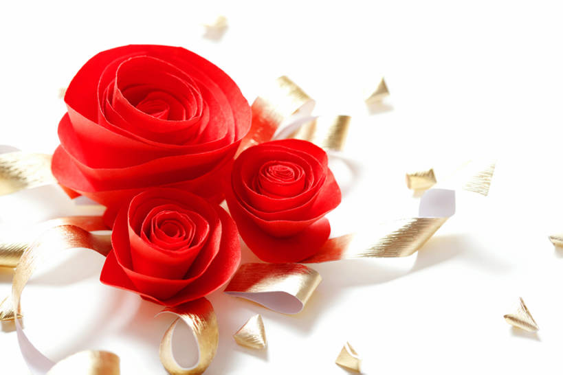 无人,横图,特写,留白,抠图,白色背景,婚礼,快乐,幸福,运气,热情,玫瑰,静物,礼物,情人节,庆祝,弯曲,艺术,装饰,鲜艳,缠绕,纸,缎带,胸花,结婚,浪漫,祝福,花,花瓣,花朵,红色,纸花,纸制品,花束,喜庆,摄影,纪念,光滑,创造力,高雅,优美,清新,细腻,平滑,式样,想法,美术工艺,设计,彩图,影棚拍摄,爱,高兴,立体图形,金子,bj175