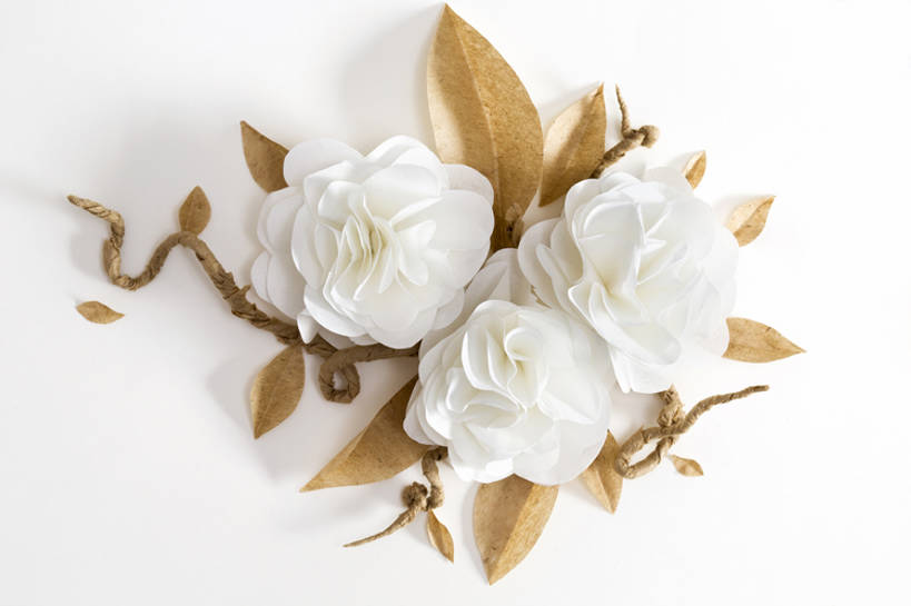 无人,横图,特写,留白,抠图,白色背景,幸福,玫瑰,静物,礼物,一排,许多,艺术,整齐,装饰,盛开,纸,胸花,很多,浪漫,花蕾,干净,花,花瓣,花朵,茉莉,鲜花,树叶,排列,白色,纸花,纸制品,花苞,花蕊,一束,摄影,创造力,高雅,优美,队列,环境保护,式样,想法,美术工艺,设计,彩图,影棚拍摄,立体图形,bj175