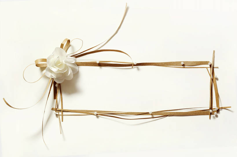 无人,横图,特写,留白,幸福,纯洁,玫瑰,静物,礼物,一排,形状,艺术,整齐,装饰,纸,长方形,浪漫,干净,花,花朵,茉莉,排列,白色,蝴蝶结,纸花,纸制品,框架,米色,可爱,童年,童趣,摄影,创造力,高雅,优美,队列,清新,童真,烂漫,无邪,环境保护,空白,式样,想法,美术工艺,天真,设计,彩图,影棚拍摄,立体图形,bj175