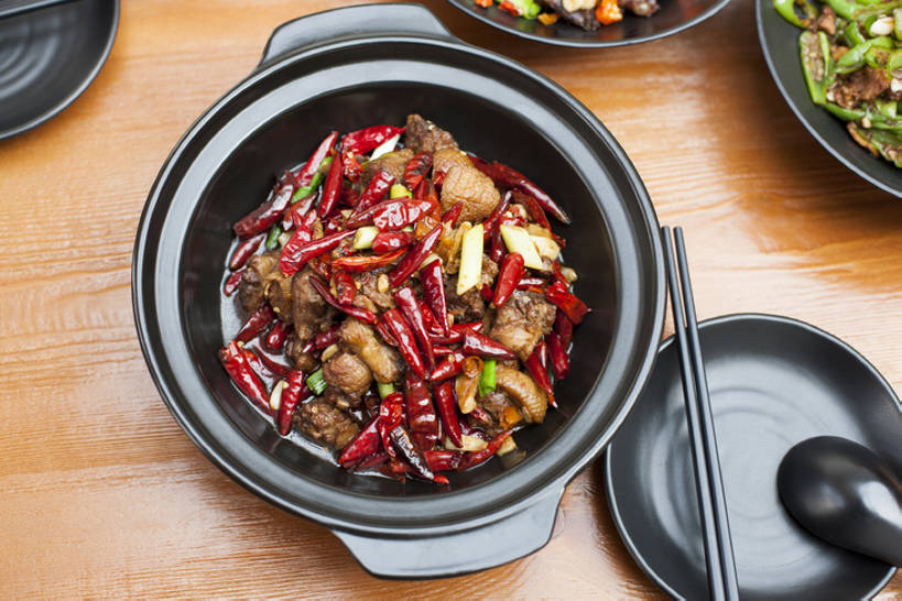 无人,横图,俯视,特写,吃饭,晚餐,午餐,筷子,桌子,鸡,静物,餐具,北京,中国,亚洲,炖锅,调料,肉,熟食,香料,美味,食品,饮品,传统,饮食,餐饮,食物,饮料,茶碟,汤匙,中国菜,陶器,摄影,有机食品,膳食,可口,清新,中国文化,肉制品,东亚,主菜,焖菜,适口,湘菜,红辣椒,彩图,传统文化,bj175