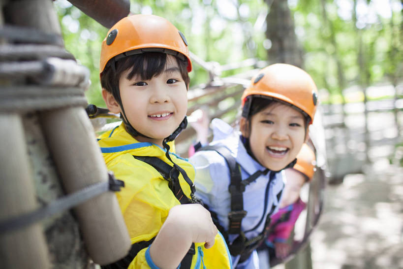 东方人,儿童,三个人,兄弟,姐妹,公园,站,笑,微笑,露齿笑,横图,室外,白天,正面,旅游,度假,快乐,自由,友谊,幸福,纯洁,安全,运动,信心,美景,树林,北京,中国,亚洲,吊挂,悬挂,头盔,景观,桥,郊区,训练,挂,玩,注视,休闲装,娱乐,现代,树,树干,小孩,风景,自然,绳子,索桥,夏天,观察,看,站着,享受,休闲,独立,健康,景色,放松,活力,季节,可爱,平衡,亲密,童年,童趣,摄影,生长,生活方式,观看,保护,察看,享乐,敏捷,关注,自然风光,户外活动,挑战,树梢,童真,东亚,烂漫,无邪,陪同,安全绳,勇气,陪伴,无忧无虑,冒险,天真,危险,男孩,男人,男性,女孩,亚洲人,中国人,孩子,休闲活动,站立,半身,彩图,欢乐,绳桥,滑索,男生,林区,横越,伴随,超越障碍训练场,bj175