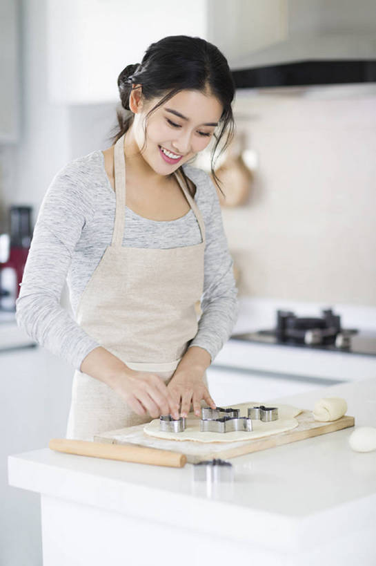 点心,东方人,成年人,一个人,家庭,家庭主妇,家,笑,微笑,露齿笑,竖图,室内,白天,正面,烘焙,快乐,幸福,厨房,城市,建筑,杯子,北京,中国,亚洲,仅一个年轻女性,仅一个女性,仅一个人,握,擀面杖,围裙,房屋,灶台,公寓,鸡蛋,食品,甜点,甜品,案板,饮品,注视,休闲装,现代,饮食,食物,糕点,饮料,饼干,甜食,观察,看,站着,做,休闲,健康,温暖,温馨,一家人,卡通,握着,摄影,生活方式,模具,观看,和睦,察看,享乐,关注,可口,房地产,家居服,东亚,面团分切机,健康食物,适口,年轻女性,女人,女性,亚洲人,中国人,年轻人,烹调用具,烹调,半身,彩图,欢乐,融洽,小麦面粉,bj175