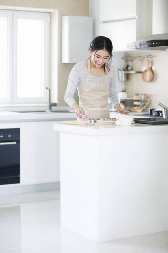 点心,东方人,成年人,一个人,家庭,家庭主妇,家,笑,微笑,露齿笑,竖图,室内,白天,正面,烹饪,烘焙,快乐,幸福,厨房,城市,建筑,杯子,厨具,北京,中国,亚洲,仅一个年轻女性,仅一个女性,仅一个人,握,擀面杖,烤盘,盘,围裙,房屋,灶台,公寓,鸡蛋,食品,甜点,甜品,案板,饮品,注视,休闲装,现代,饮食,食物,糕点,饮料,盘子,碗,饼干,甜食,观察,看,站着,做,休闲,健康,温暖,温馨,一家人,卡通,握着,摄影,生活方式,模具,观看,和睦,察看,享乐,关注,可口,房地产,家居服,抽油烟机,东亚,面团分切机,烹饪用具,健康食物,适口,年轻女性,女人,女性,亚洲人,中国人,年轻人,烹调用具,烹调,半身,彩图,欢乐,融洽,小麦面粉,bj175