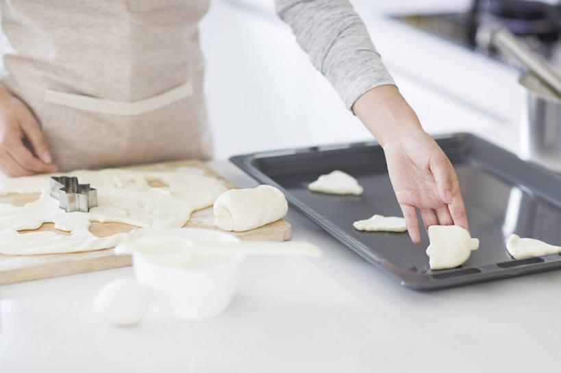 点心,东方人,成年人,手,一个人,家庭,家庭主妇,家,横图,室内,白天,正面,烹饪,烘焙,厨房,城市,建筑,厨具,北京,中国,亚洲,仅一个年轻女性,仅一个女性,仅一个人,握,烤盘,盘,围裙,房屋,灶台,公寓,鸡蛋,食品,甜点,甜品,案板,饮品,注视,休闲装,现代,饮食,食物,糕点,饮料,盘子,碗,饼干,甜食,观察,看,站着,做,休闲,健康,温暖,温馨,一家人,卡通,握着,摄影,生活方式,模具,观看,部分,和睦,察看,关注,可口,房地产,家居服,东亚,面团分切机,烹饪用具,健康食物,适口,年轻女性,女人,女性,亚洲人,中国人,年轻人,烹调用具,烹调,彩图,融洽,小麦面粉,bj175