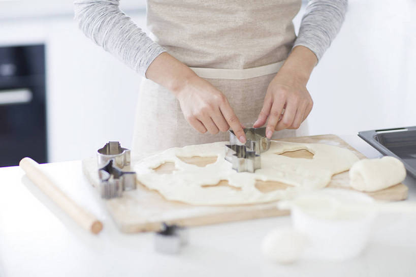 点心,东方人,成年人,手,一个人,家庭,家庭主妇,家,横图,室内,白天,正面,烘焙,厨房,城市,建筑,北京,中国,亚洲,仅一个年轻女性,仅一个女性,仅一个人,握,擀面杖,围裙,房屋,灶台,公寓,鸡蛋,食品,甜点,甜品,案板,饮品,注视,休闲装,现代,饮食,食物,糕点,饮料,碗,饼干,甜食,观察,看,站着,做,休闲,健康,温暖,温馨,一家人,卡通,握着,摄影,生活方式,模具,观看,部分,和睦,察看,关注,可口,房地产,家居服,东亚,面团分切机,健康食物,适口,年轻女性,女人,女性,亚洲人,中国人,年轻人,烹调,彩图,融洽,小麦面粉,bj175