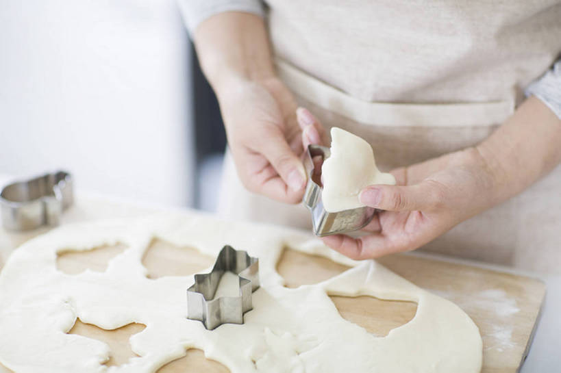 点心,东方人,成年人,手,一个人,家庭,家庭主妇,家,横图,室内,白天,正面,烘焙,厨房,城市,建筑,北京,中国,亚洲,仅一个年轻女性,仅一个女性,仅一个人,握,围裙,房屋,灶台,公寓,鸡蛋,食品,甜点,甜品,案板,饮品,注视,休闲装,现代,饮食,食物,糕点,饮料,碗,饼干,甜食,观察,看,站着,做,休闲,健康,温暖,温馨,一家人,卡通,握着,摄影,生活方式,模具,观看,部分,和睦,察看,关注,可口,房地产,家居服,东亚,面团分切机,健康食物,适口,年轻女性,女人,女性,亚洲人,中国人,年轻人,烹调,彩图,融洽,小麦面粉,bj175