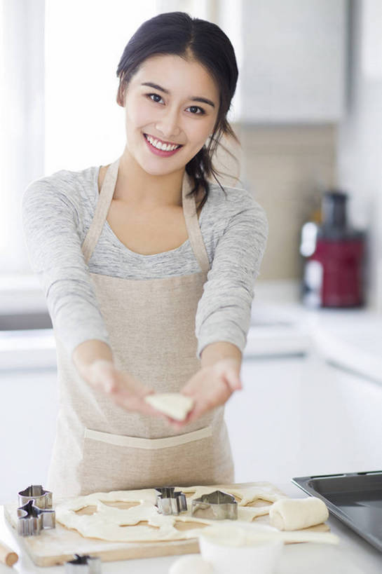 点心,东方人,成年人,一个人,家庭,家庭主妇,家,笑,微笑,露齿笑,竖图,室内,白天,正面,烹饪,烘焙,快乐,幸福,厨房,城市,建筑,厨具,北京,中国,亚洲,仅一个年轻女性,仅一个女性,仅一个人,握,烤盘,盘,围裙,房屋,灶台,公寓,鸡蛋,食品,甜点,甜品,案板,饮品,注视,休闲装,现代,饮食,食物,糕点,饮料,盘子,碗,饼干,甜食,观察,看,站着,做,休闲,健康,温暖,温馨,一家人,卡通,握着,摄影,介绍,生活方式,模具,观看,和睦,察看,享乐,关注,可口,房地产,出示,家居服,东亚,面团分切机,烹饪用具,健康食物,适口,年轻女性,女人,女性,亚洲人,中国人,年轻人,烹调用具,烹调,张开手臂,半身,彩图,欢乐,融洽,小麦面粉,bj175