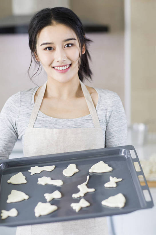 点心,东方人,成年人,一个人,家庭,家庭主妇,家,笑,微笑,露齿笑,竖图,室内,白天,正面,烹饪,烘焙,快乐,幸福,厨房,城市,建筑,厨具,北京,中国,亚洲,仅一个年轻女性,仅一个女性,仅一个人,握,烤盘,盘,围裙,房屋,公寓,食品,甜点,甜品,饮品,注视,休闲装,现代,饮食,食物,糕点,饮料,盘子,饼干,甜食,观察,看,站着,做,休闲,健康,温暖,温馨,一家人,卡通,握着,摄影,介绍,生活方式,观看,和睦,察看,享乐,关注,可口,房地产,出示,家居服,东亚,面团分切机,烹饪用具,健康食物,适口,年轻女性,女人,女性,亚洲人,中国人,年轻人,烹调用具,烹调,半身,彩图,欢乐,融洽,小麦面粉,bj175