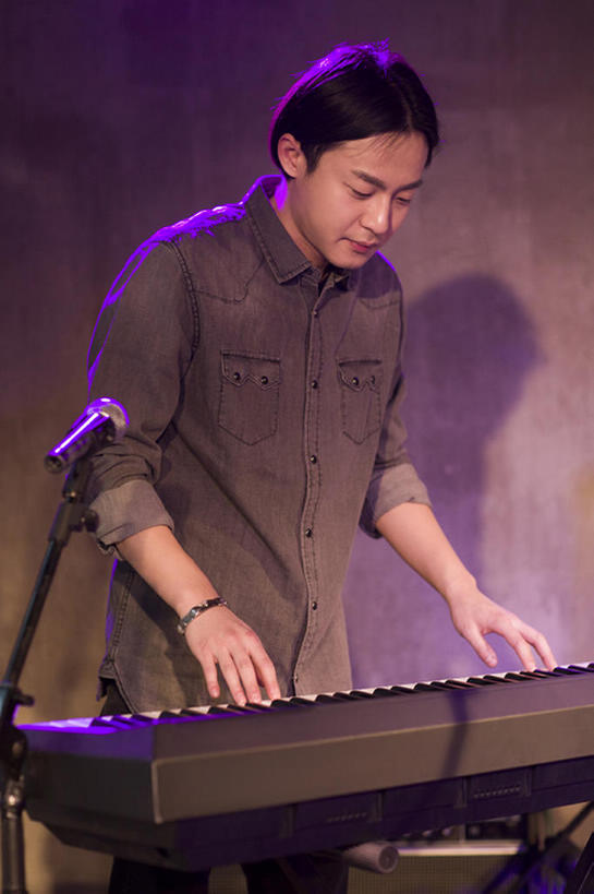东方人,成年人,一个人,舞台,微笑,竖图,室内,夜晚,正面,时尚,夜生活,快乐,热情,信心,北京,中国,亚洲,仅一个男性,仅一个人,表演,乐器,琴键,音乐,注视,休闲装,娱乐,表演者,现代,仅一个年轻男性,观察,看,站着,休闲,艺术家,摄影,观看,聚光灯,唱,察看,专心,麦克风,酷,关注,扩音器,音乐人,东亚,技能,男人,男性,年轻男性,亚洲人,中国人,年轻人,歌手,彩图,舞台灯光,电子琴,bj175