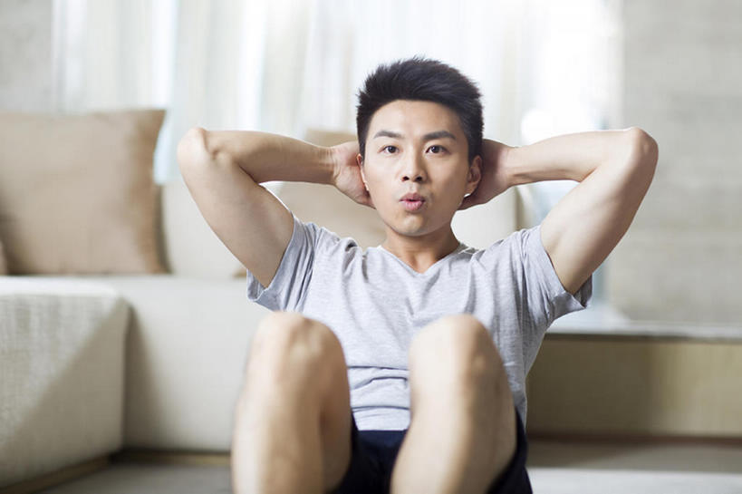 东方人,成年人,一个人,家庭,家,坐,仰卧起坐,横图,室内,白天,正面,锻炼,快乐,幸福,运动,信心,窗户,窗帘,地毯,沙发,城市,建筑,北京,中国,亚洲,仅一个男性,仅一个人,抱头,短裤,房屋,公寓,训练,T恤,休闲装,现代,仅一个年轻男性,休闲,健康,温暖,温馨,一家人,短袖,活力,摄影,生活方式,有氧运动,和睦,双手抱头,起居室,住房,享乐,简单,练习,热身,决心,房地产,努力,爱好,呼气,家居服,东亚,捧首,捧头,体育,男人,男性,年轻男性,亚洲人,中国人,年轻人,休闲活动,坐着,彩图,健身,欢乐,融洽,bj175