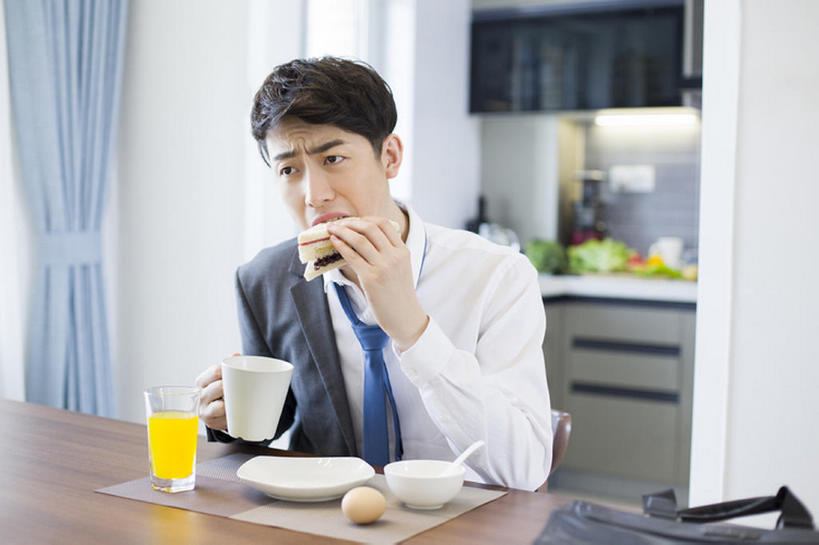 果汁,咖啡,东方人,成年人,一个人,商务人士,商务男性,家,吃,横图,室内,白天,正面,衬衫,西装,吃饭,商务,早餐,餐桌,桌子,杯子,北京,中国,亚洲,仅一个男性,仅一个人,喝,握,竹制,套装,正装,包,公文包,饭厅,房屋,公寓,鸡蛋,粥,三明治,食品,领带,饮品,穿,饮食,餐饮,食物,饮料,仅一个年轻男性,盘子,碗,职业,皱眉,握着,摄影,生活方式,竹制品,可口,紧急,桔子汁,房地产,商务装,工薪阶层,东亚,一套,适口,寿司帘,寿司席,寿司竹,寿司竹卷,寿司竹席,男人,男性,年轻男性,亚洲人,中国人,年轻人,白领,上班族,坐着,半身,彩图,衬衣,办公室职员,过期,bj175