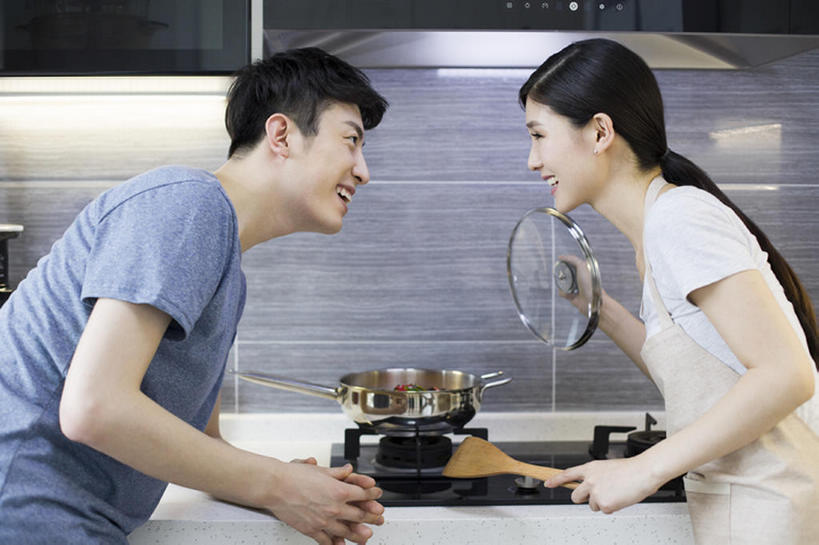 东方人,成年人,两个人,家庭,丈夫,妻子,家庭主妇,家,笑,微笑,露齿笑,横图,室内,白天,侧面,爱情,家务,烹饪,中餐,快乐,幸福,厨房,辣椒,蔬菜,北京,中国,亚洲,握,准备,新鲜,围裙,房屋,灶台,公寓,青椒,炒菜,肉,料理,美味,食品,饮品,浪漫,T恤,勺,休闲装,猪肉,小炒肉,菜肴,美食,肉类,饮食,食物,饮料,站着,做,休闲,温暖,温馨,一家人,面对面,中式,恩爱,亲密,握着,恋人,摄影,佳肴,有机食品,绿色食品,生活方式,中华料理,和睦,享乐,可口,房地产,五花肉,川菜,家居服,肉食,抽油烟机,东亚,健康食物,陪同,辣角,红海椒,大椒,辣虎,广椒,豚肉,菜椒,适口,陪伴,四川菜,肋条肉,三层肉,男人,男性,年轻男性,年轻女性,女人,女性,亚洲人,中国人,年轻人,情侣,烹调用具,甜椒,柿子椒,辣子,红辣椒,海椒,番椒,灯笼椒,烹调,说话,半身,彩图,欢乐,伴侣,融洽,伴随,bj175