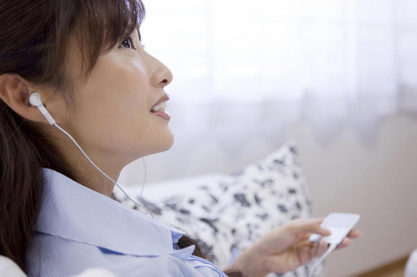 东方人,成年人,脸,头,脸颊,一个人,家庭,坐,微笑,室内,白天,侧面,陶醉,快乐,仅一个年轻女性,仅一个女性,仅一个人,音乐,听,音乐播放器,肩膀,随身听,享受,休闲,温暖,温馨,一家人,放松,生活方式,和睦,MP3播放器,无忧无虑,年轻女性,女人,女性,亚洲人,年轻人,头部,脸部,脸蛋,面部,休闲活动,融洽,播放器,沉醉,bj175