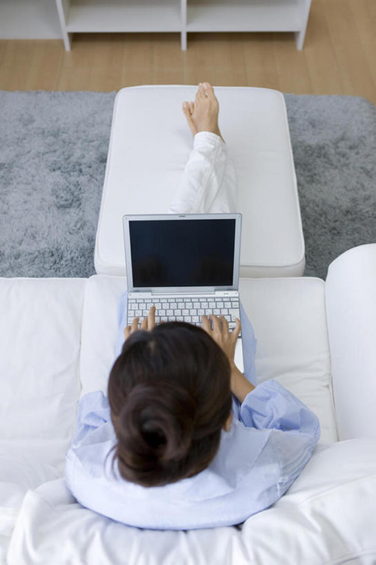 东方人,成年人,一个人,家庭,坐,俯视,室内,笔记本电脑,沙发,仅一个年轻女性,仅一个女性,仅一个人,敲打,休闲装,输入,打字,休闲,温暖,温馨,一家人,放松,生活方式,点击,敲击,和睦,便利,起居室,无忧无虑,按键,计算机,年轻女性,女人,女性,亚洲人,年轻人,休闲活动,高角度拍摄,全身,融洽,bj175