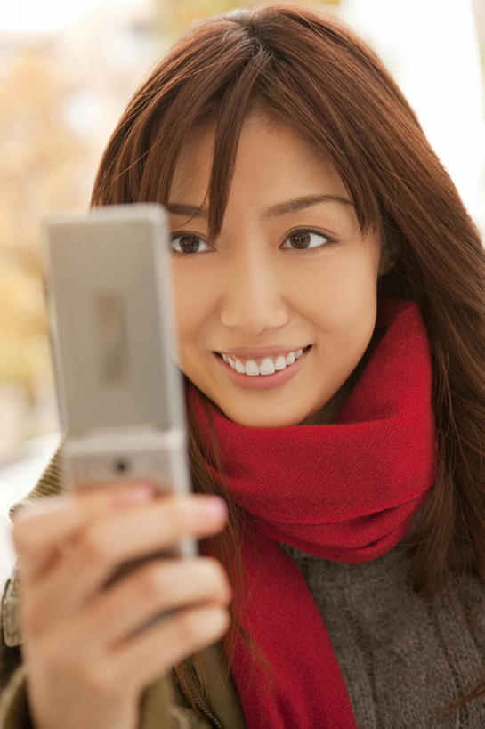 东方人,成年人,脸,头,脸颊,一个人,微笑,室外,白天,城市,手机,仅一个年轻女性,仅一个女性,仅一个人,肩膀,围巾,看,休闲,生活方式,享乐,无线电技术,年轻女性,女人,女性,亚洲人,年轻人,头部,长发,脸部,脸蛋,面部,秋天,休闲活动,bj175