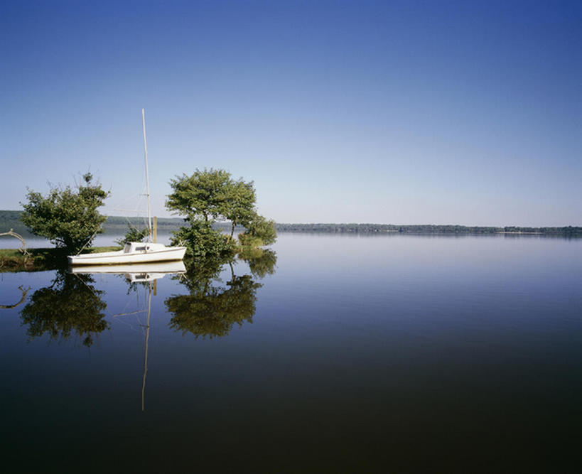 帆船,室外,白天,旅游,度假,湖,船,法国,欧洲,停靠,漂浮,反射,地形,娱乐,蓝色,风景,天空,交通工具,享受,休闲,放松,宁静,停泊,载具,万里无云,朗德,彩图,bj175