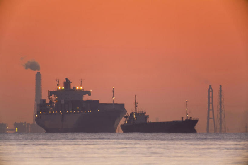 无人,横图,室外,白天,留白,商务,海洋,日落,水,集装箱,货柜,天空,容器,箱子,橙色,工业,运输,摄影,宁静,货运,货船,物流,万里无云,彩图,林区,bj175