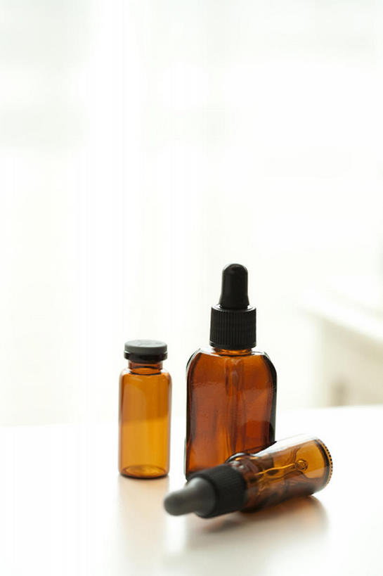 无人,竖图,室内,特写,按摩,化妆,美容,静物,护肤,精油,瓶子,香薰,保养,享受,休闲,放松,SPA水疗,保健,芳香疗法,温泉浴场,摄影,舒心,舒缓,香薰精油,养颜,减压,香薰疗法,植物精油,芳香植物,芳香油,挥发油,香精油,矿泉疗养地,彩图,水疗,SPA美容,bj175