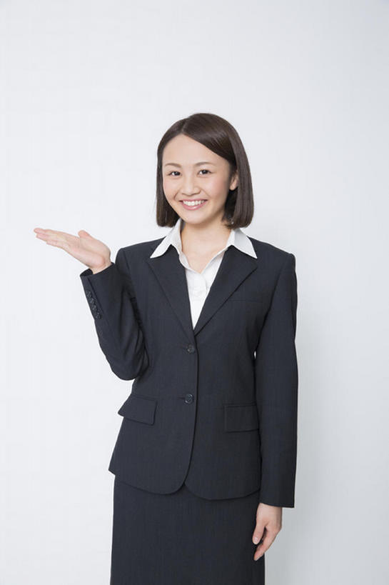 手,一个人,商务女性,微笑,竖图,白色背景,商务,亚洲,注视,观察,看,站着,日本人,观看,协助,察看,工作室,关注,年轻女性,女人,年轻人,大学生,半身,bj175