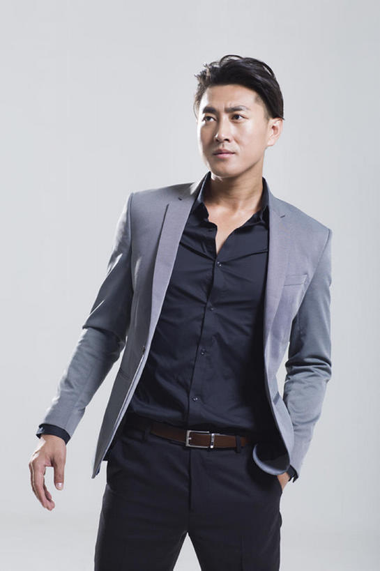 东方人,成年人,一个人,竖图,留白,正面,时尚,信心,北京,中国,亚洲,仅一个男性,仅一个人,灰色背景,套装,正装,仅一个年轻男性,站着,想,摄影,酷,东亚,认真,男人,男性,年轻男性,亚洲人,中国人,年轻人,两手抄兜,彩图,影棚拍摄,开领,bj175