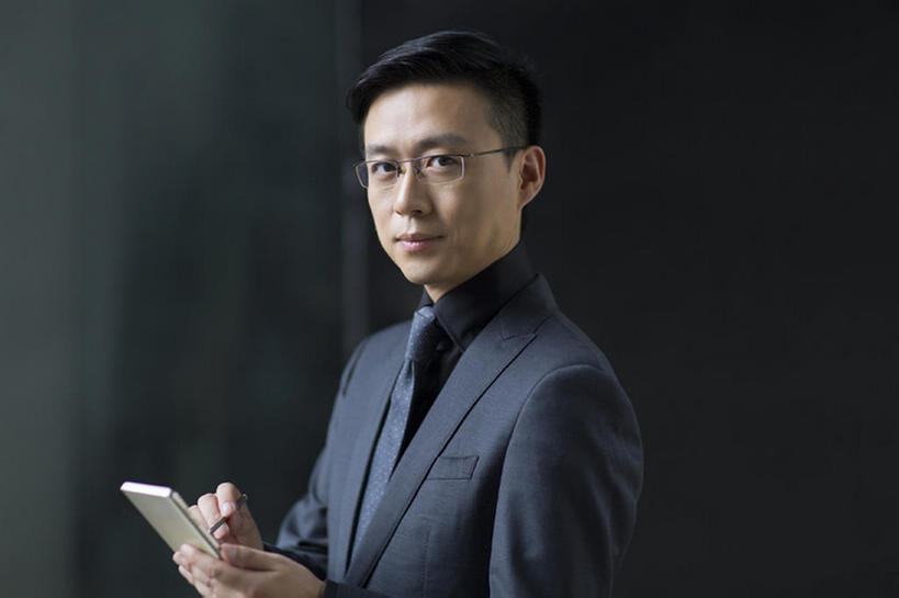 东方人,成年人,中年人,脸,头,脸颊,一个人,商务人士,商务男性,横图,侧面,衬衫,西装,商务,成功,信心,技术,手机,北京,中国,亚洲,仅一个男性,仅一个人,仅一个中年男性,连接,握,写,套装,正装,领带,联系,注视,肩膀,观察,看,站着,职业,握着,财富,摄影,观看,察看,便利,领导,经理,成就,关注,发短信,商务装,工薪阶层,智能手机,东亚,一套,无线电技术,把握,男人,男性,中年男性,亚洲人,中国人,头部,脸部,脸蛋,面部,白领,上班族,触摸,沟通,彩图,衬衣,首席执行官,上层阶级,数码笔,掌控,bj175