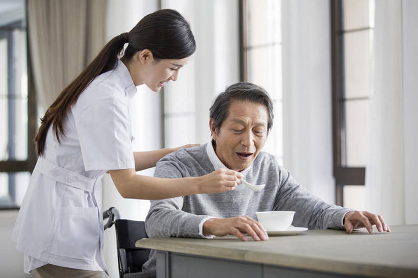 东方人,成年人,老年人,头发,两个人,医生,病人,护士,家,吃,微笑,横图,室内,白天,正面,工作服,制服,吃饭,早餐,快乐,幸福,桌子,餐具,北京,中国,亚洲,握,汤,粥,食品,营养,休闲装,饮食,餐饮,茶碟,轮椅,汤匙,碗,站着,张嘴,医护人员,医疗人员,休闲,健康,亲密,服务,护理,喂,握着,摄影,生活方式,看护,协助,医疗,退休,享乐,脆弱,早晨,关爱,残疾,张大嘴巴,东亚,健康食物,瘫痪,实验服,陪同,工作制服,疗养院,责任,陪伴,痴呆,老年痴呆症,信任,老年男性,男人,男性,年轻女性,女人,女性,亚洲人,中国人,年轻人,大夫,张开嘴,坐着,半身,彩图,工作套服,欢乐,收容所,和蔼,帕金森病,伴随