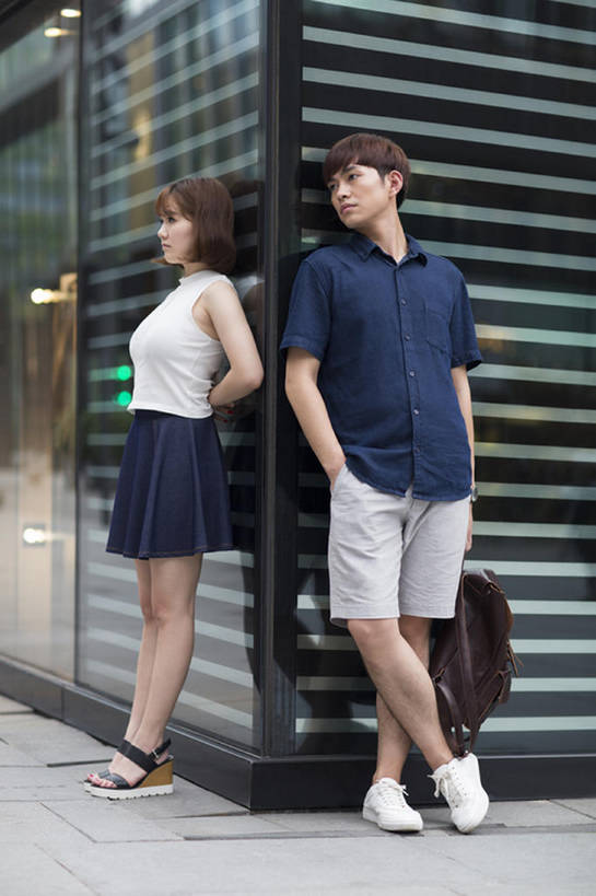 东方人,成年人,两个人,学生,坐,盘腿,竖图,室外,白天,正面,裙子,爱情,度假,美景,窗户,城市风光,城市,建筑,玻璃,北京,中国,亚洲,握,短裤,服装,沮丧,生气,景观,角落,浪漫,休闲装,娱乐,衣服,背包,夏天,靠,靠着,站着,享受,休闲,思考,温暖,温馨,短袖,景色,恩爱,放松,想,握着,愤怒,恋人,摄影,服饰,恼怒,悲伤,和睦,愤慨,伤心,难过,怒气,气愤,衣着,穿着,都市风光,发怒,怒火,玻璃墙,问题,情绪,脾气,东亚,忿怒,怨恨,分手,强烈,悲哀,衣饰,哀痛,悲戚,悲痛,玻璃砖,气忿,愤恨,肝火,激动,男人,男性,年轻男性,年轻女性,女人,女性,亚洲人,中国人,年轻人,情侣,大学生,两手抄兜,盘腿而坐,盘膝,盘着腿的,盘着腿坐,双腿交叉,争论,坐着,彩图,全身,伴侣,融洽,闷闷不乐