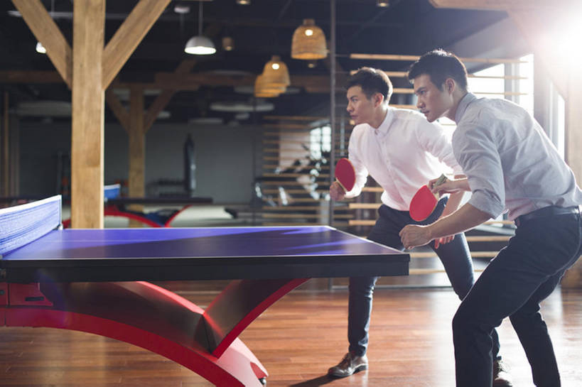 东方人,成年人,两个人,同事,商务人士,商务男性,办公室,横图,室内,白天,侧面,衬衫,锻炼,商务,快乐,友谊,成功,比赛,运动,合作,团队,集体,信心,竞争,窗户,城市,建筑,北京,中国,亚洲,对抗,握,套装,乒乓球拍,乒乓球桌,球拍,竞技运动,训练,娱乐,运动器械,现代,队伍,站着,职业,休闲,健康,健身器械,办公大楼,放松,活力,亲密,握着,摄影,生活方式,张开双腿,专心,领导,敏捷,体育运动,企业,公司,成就,决心,瞄准,努力,爱好,商务装,健身器材,合伙,领袖,逆光,挑战,工薪阶层,东亚,陪同,陪伴,展开双腿,体育活动,体育,团结,乒乓球,男人,男性,年轻男性,亚洲人,中国人,年轻人,白领,上班族,休闲活动,彩图,全身,衬衣,健身,运动器材,办公室职员,伸展双腿,双打,伴随