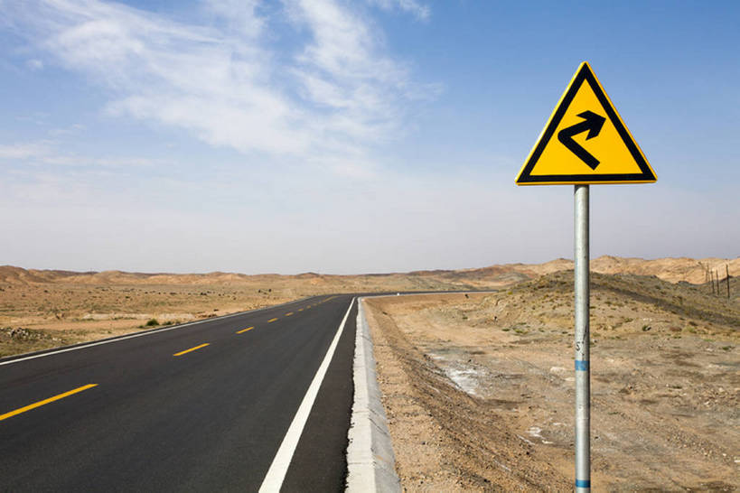 无人,横图,室外,白天,留白,消失点,旅游,度假,旅途,美景,沙漠,道路,高速公路,路,指示牌,公路,中国,亚洲,标志,文字,直线,地平线,地形,景观,路边,云,辽阔,分界线,地面,停车线,交通,方向,娱乐,标识,箭头,蓝色,风景,天空,自然,享受,休闲,广阔,景色,放松,运输,摄影,双黄线,车行道,车行道分界线,宁静,一望无际,自驾游,指向,贫瘠,自然风光,延伸,标线,交通标志,东亚,警告标志,车行线,地貌,内蒙古,天地相交,簇,无边无际,一马平川,方向标,罕见,荒僻,偏僻,偏远,冷僻,荒地,马路,彩图,旅行,汽车广告背景图,bj175