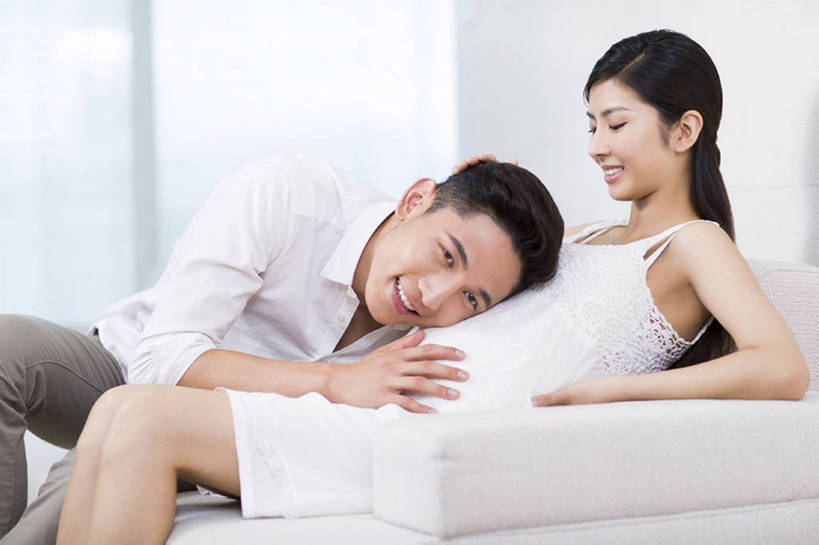 东方人,成年人,孕妇,腹部,两个人,家庭,夫妻,丈夫,妻子,父母,母亲,父亲,家,客厅,捧,笑,摸,微笑,露齿笑,横图,室内,白天,留白,侧面,衬衫,快乐,满意,幸福,骄傲,窗户,沙发,北京,中国,亚洲,抚摸,连接,房屋,浪漫,听,注视,休闲装,白色,夏天,观察,看,休息,休闲,健康,舒服,温暖,温馨,一家人,怀孕,放松,亲密,摄影,生活方式,观看,希望,和睦,察看,胎儿,起居室,住房,享乐,待产,孕妇装,关爱,关注,房地产,心跳,东亚,陪同,妊娠,准妈妈,陪伴,开端,男人,男性,年轻男性,年轻女性,女人,女性,白种人,亚洲人,中国人,年轻人,情侣,产妇,休闲活动,触摸,接触,捧着,躺着,仰卧,坐着,彩图,爱,欢乐,深情,和蔼,融洽,伴随,bj175